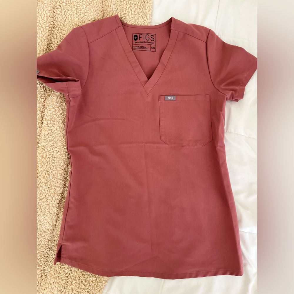 Figs Women's V-Neck Scrub Top in dusty rose/mauve